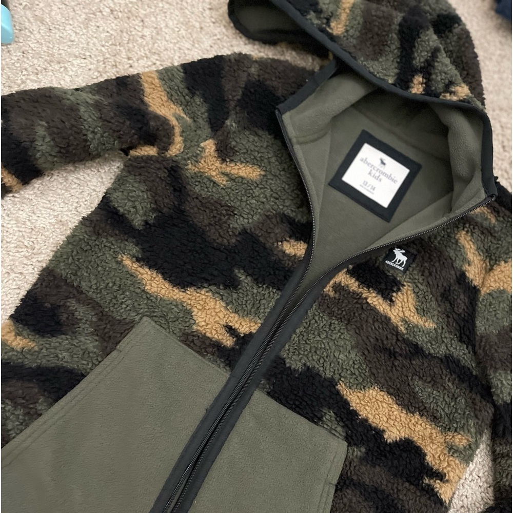 Abercrombie Kids Boys Cozy Camouflage Fleece Zip Front Hooded Jacket - Picture 7 of 7